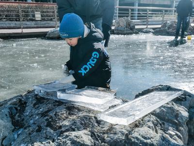 天然溜冰场！大朋友小朋友玩的不亦乐乎