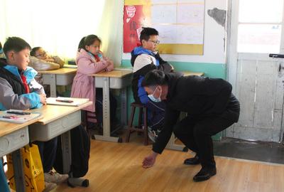 胶州：铁炉燃煤变成电热地膜 街道出资改善村小供热条件