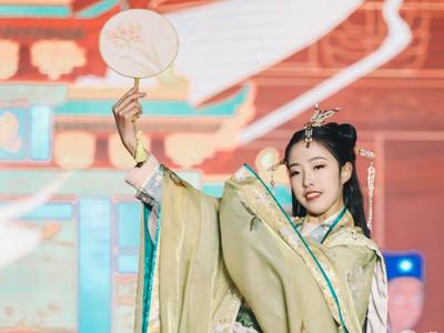 共赏服章之美！来看这场冬夜里的汉服走秀