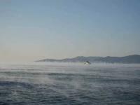 不光结冰，大海都被逼得冒烟了