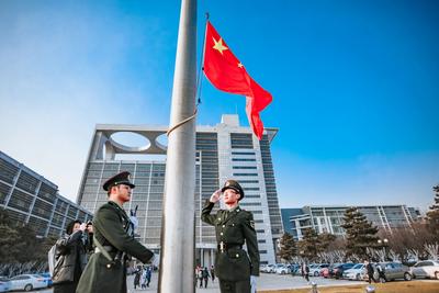 热血青年行！这所高校的国旗护卫队好飒