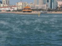 不光结冰，大海都被逼得冒烟了