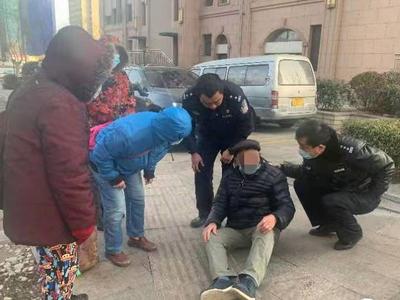 老人摔倒路边扶不扶？青岛这俩交警的举动很有“温度”！
