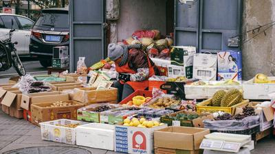 不惧寒风还是为了生活？他们仍然在街头