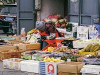 不惧寒风还是为了生活？他们仍然在街头