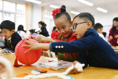学生小手剪窗花 体验民俗迎春节