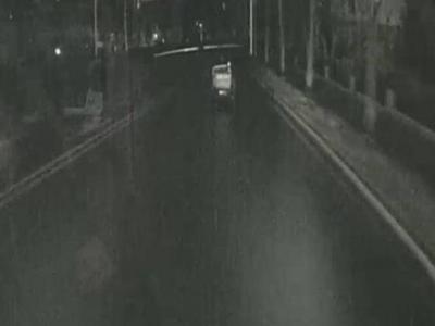 暖心1分钟！三轮车行驶在昏暗湿滑路面，身后公交车默默“护航”