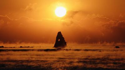 不光结冰，大海都被逼得冒烟了