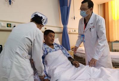“相信，党和政府一定不会抛弃我们的。”