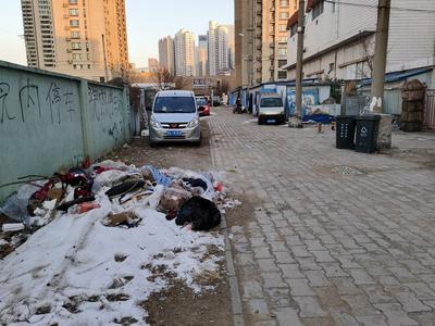 记者在现场 | 福济老年公寓门前垃圾成堆，严重影响生活环境