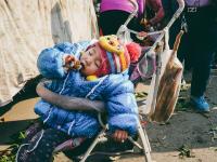 不惧寒风还是为了生活？他们仍然在街头