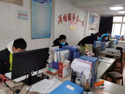 社区里来了一群“蓝精灵”