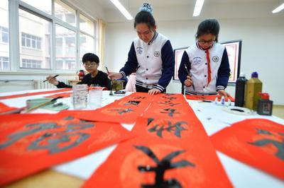 学生小手剪窗花 体验民俗迎春节