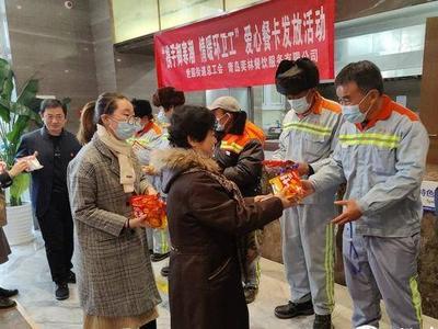 精美爱心餐卡和冬日防护物品，暖到了李沧环卫工人