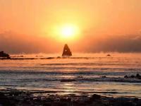 不光结冰，大海都被逼得冒烟了