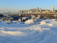 不光结冰，大海都被逼得冒烟了