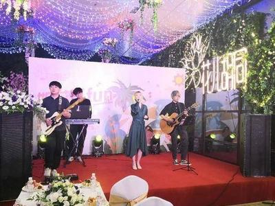 李沧区以每年每家12万元、10万元的标准，分别对一、二级音乐酒吧实施奖补