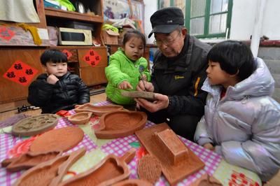 多彩“非遗”贺新年 老手艺红陶榼子土洋土洋