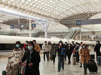 春节假期7天全国发送旅客9841.6万人次，比去年同期减少34.8%