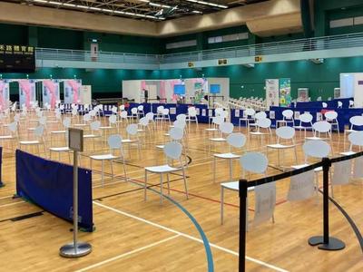 香港今天启动新冠疫苗接种计划，市民积极参与，前14天的预约已满额