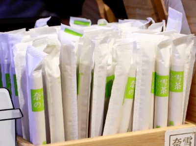 换了纸吸管奶茶不香了？喝着喝着突然散开了？​记者测评……