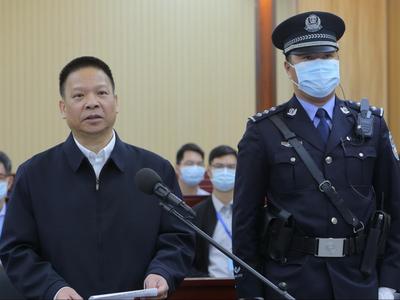 从美国遣返的“红通人员”许超凡贪污、挪用公款案一审开庭