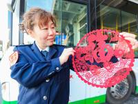 手剪窗花送祝福，青岛公交车厢年味足！