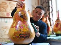 年味浓 手艺人葫芦烙画庆新春
