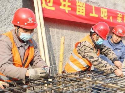 就地过年也有“家的感觉”！青岛建筑工人收到“过年大礼包”