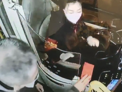 青岛公交车厢暖心一幕：七旬老人给驾驶员扔下红包转身就走……