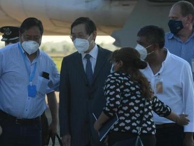 首批中国新冠疫苗运抵玻利维亚，玻总统前往机场迎接