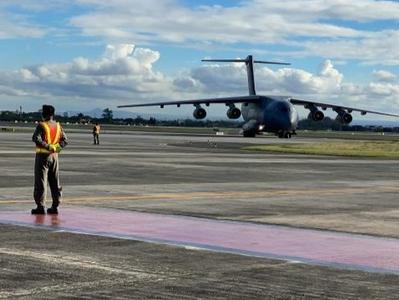 首批中国援助菲律宾新冠疫苗运抵马尼拉 杜特尔特赴机场迎接