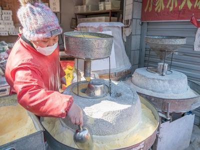 “老手艺”亮相年集 点燃市民过年的“烟火气”