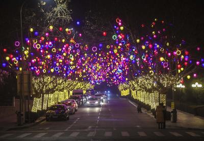 彩灯绚丽点靓夜晚 火树银花喜迎新春