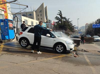 回头看 | 停水停电！停止经营！被曝光的占路洗车机为何又“复活”？