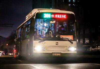 37公里的坚守，实拍除夕夜的公交末班车