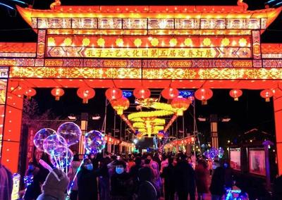 多图！巨型孔子像旁飞起“大章鱼”，快来青岛这个地方放风筝、看花灯