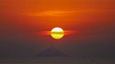 红日映照“金字塔” 日出时刻别样美