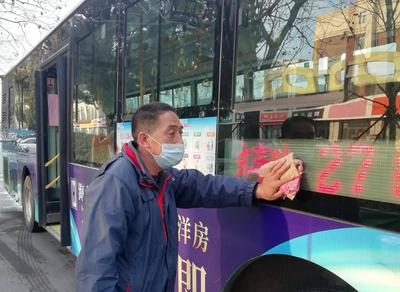 路遇三轮车翻车 胶州巴士公司三路队27路线驾驶员王勇第一时间暖手救援