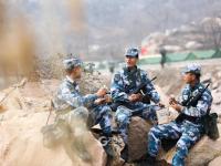 野外驻训 看防化兵们的必备技能