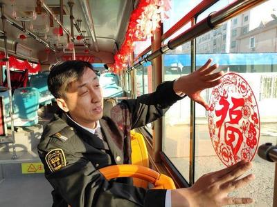 方言海报、灯笼、窗花……这个车厢全是地道“青岛味儿”