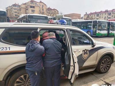 青岛八旬老太坐车“犯迷糊”，驾驶员和民警接力送她回家