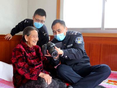 暖心！九旬老人乐开花，只因为民警做了这件事……