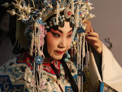 梨园欢歌闹元宵，老少戏迷都爱看