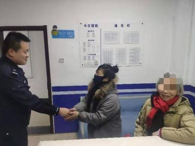 暖心！雨雪夜城阳一耄耋老人迷路，民警帮其找到家属