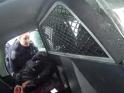 因向9岁非洲裔女孩喷胡椒喷雾，美国一警察被停职