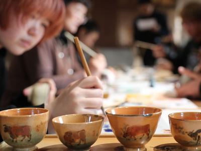 “瓷”绘牛年 动起巧手喜迎新春