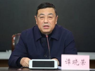 重庆市委政法委副书记谭晓荣主动投案，正接受审查调查