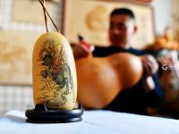 年味浓 手艺人葫芦烙画庆新春