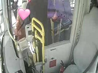 青岛老人拄双拐乘公交，一车人的举动太暖了